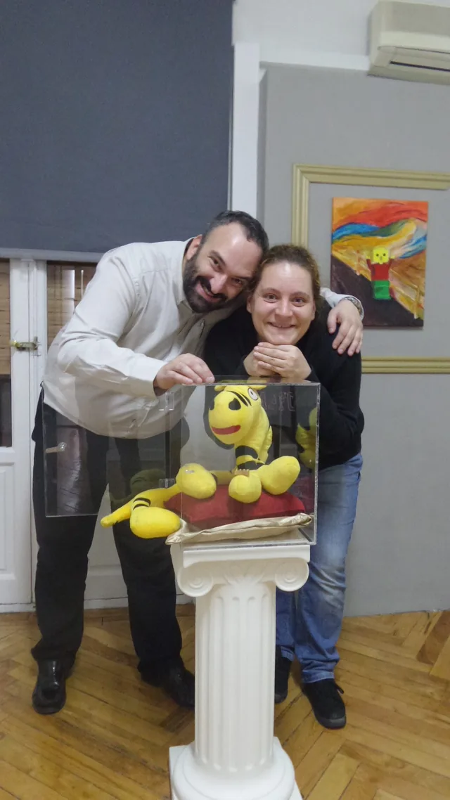 Moisés y Chus junto a Aberronchino en su vitrina