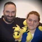 Moisés y Chus abrazando a Aberronchino, el peluche amarillo de Escape-Blog