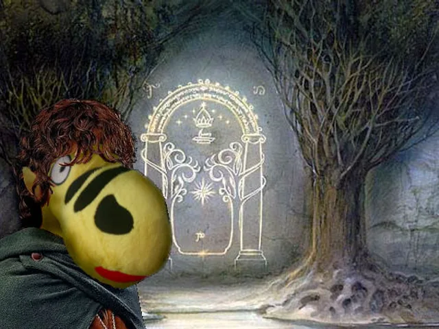 Aberronchino caracterizado como un hobbit ante una puerta iluminada